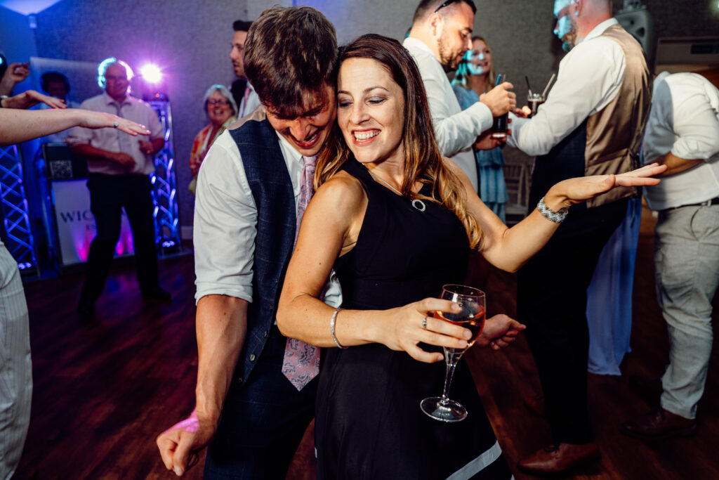 How to book a wedding dj is simple