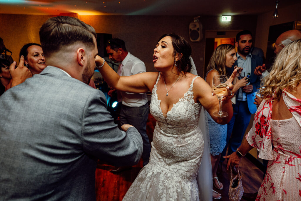 A bride who didn't find how to book a DJ challenging